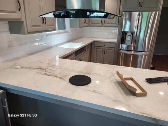 U-shaped-porcelain-kitchen-counter-with-veining